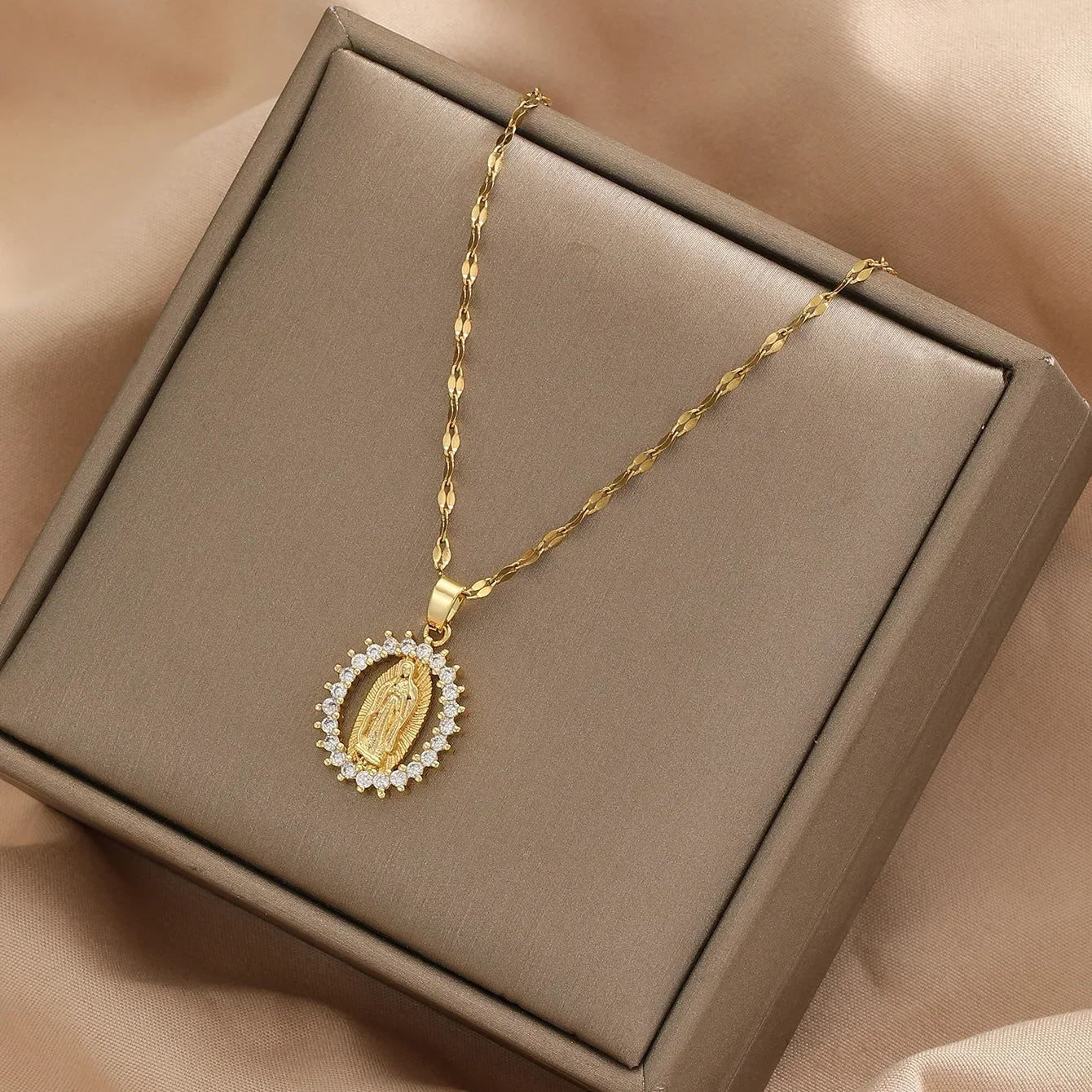 Amara | Gold Oval Pendant Necklace